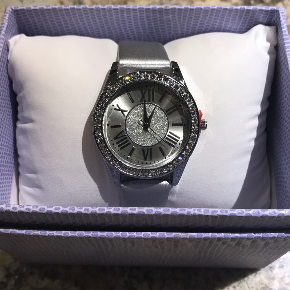 NIB Jaclyn Smith Crystal Watch Silver Leather